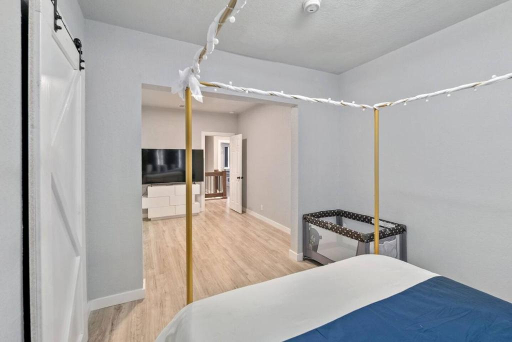 Gorgeous 6BR Sleeps 18 w Hot Tub - Image 5