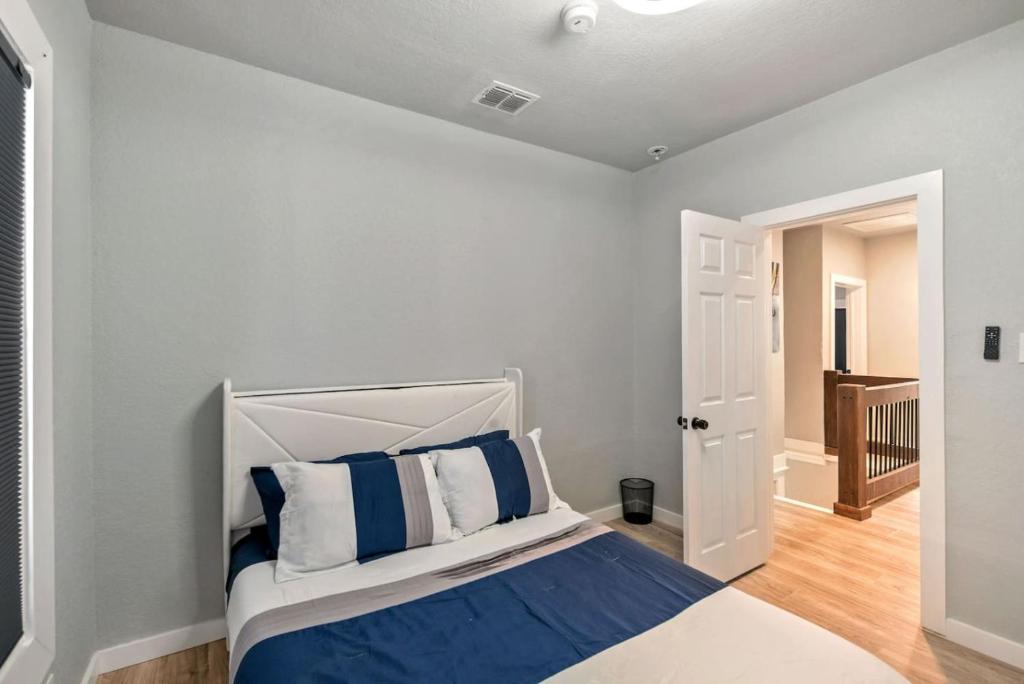 Gorgeous 6BR Sleeps 18 w Hot Tub - Image 7