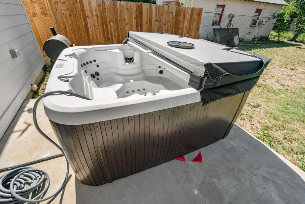 Gorgeous 6BR Sleeps 18 w Hot Tub