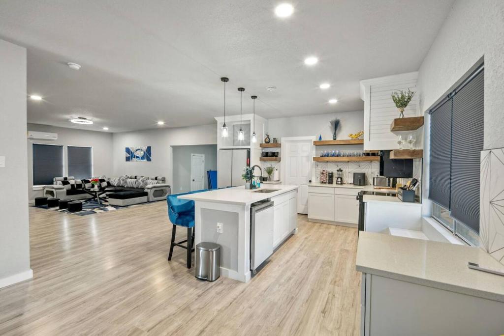 Gorgeous 6BR Sleeps 18 w Hot Tub - Image 4