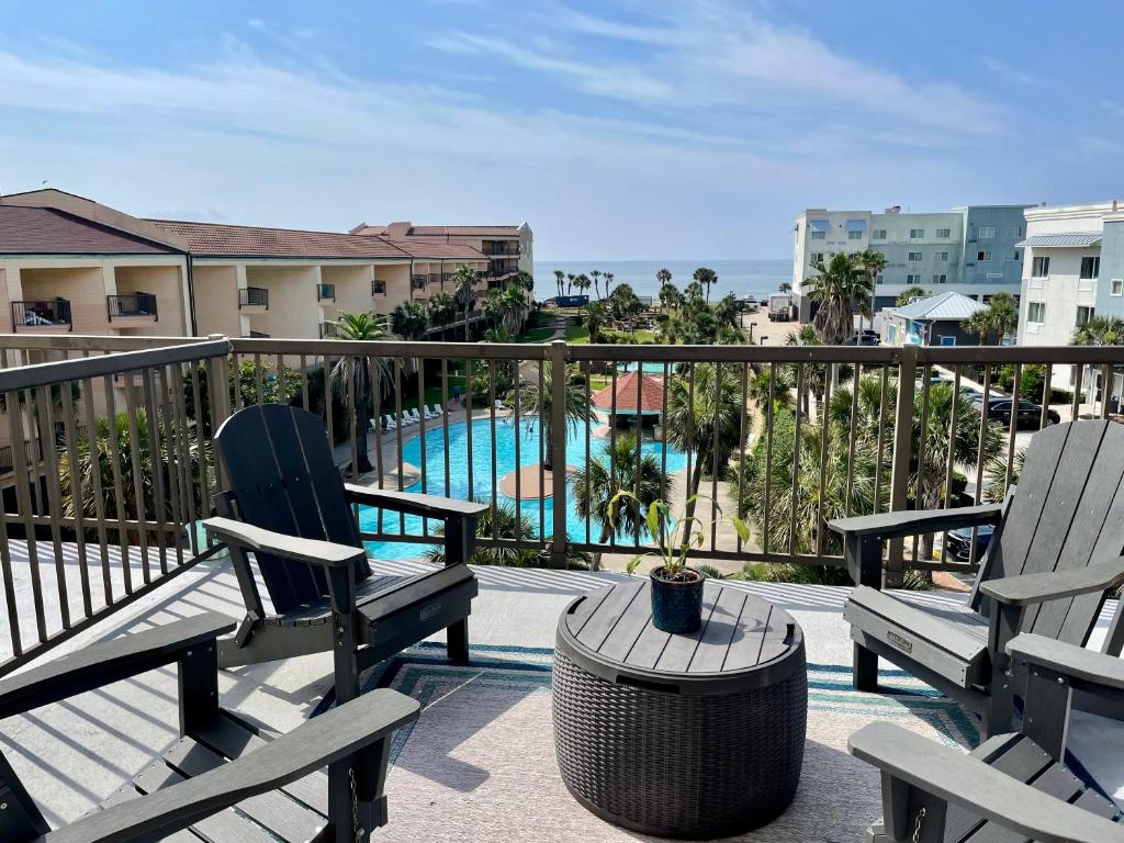 The Maravilla, Wonderful Pool/Beach View, Newly Renovated, 3 Pools Corner Condo - Image 4