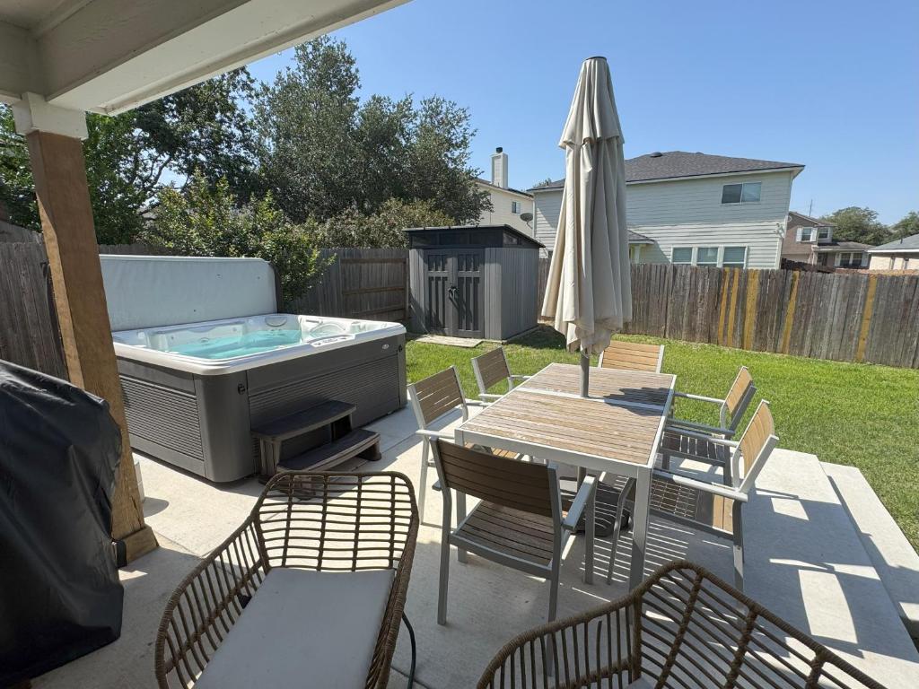 Hot Tub (Jacuzzi) - Photo 3