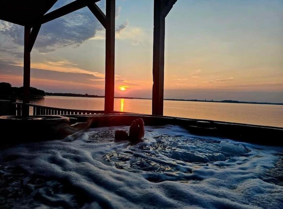 Hot Tub (Jacuzzi) - Photo 2