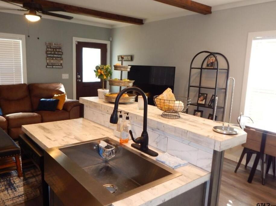 Lake Front Lake House Paradise! - Image 5