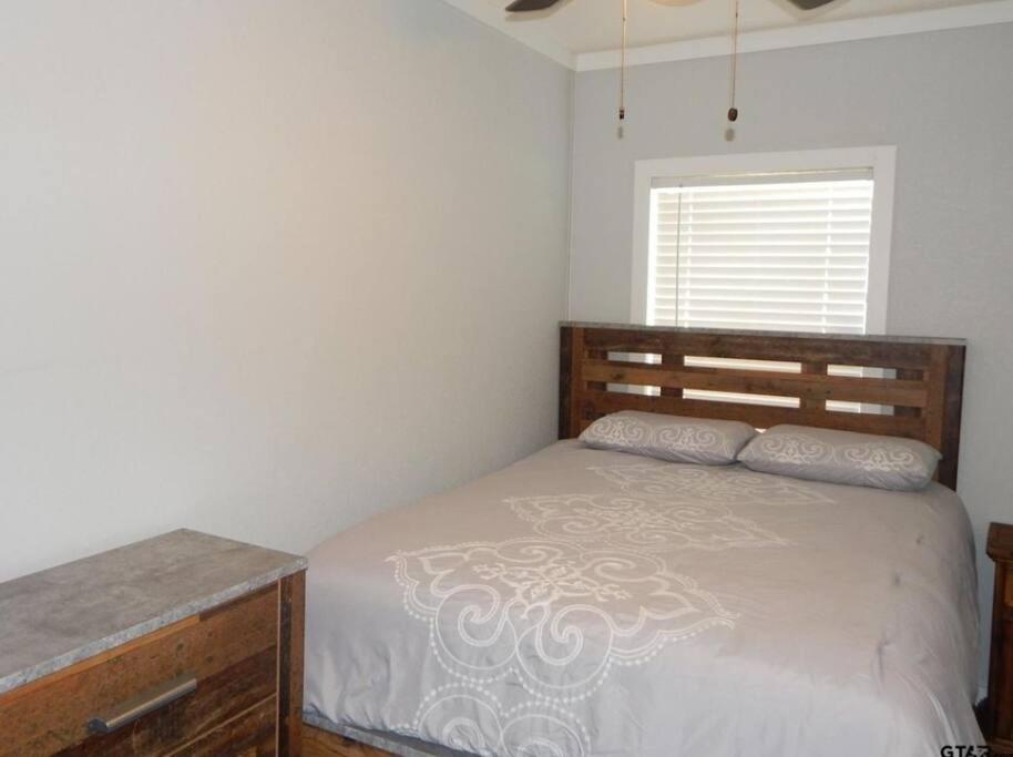 Lake Front Lake House Paradise! - Image 7