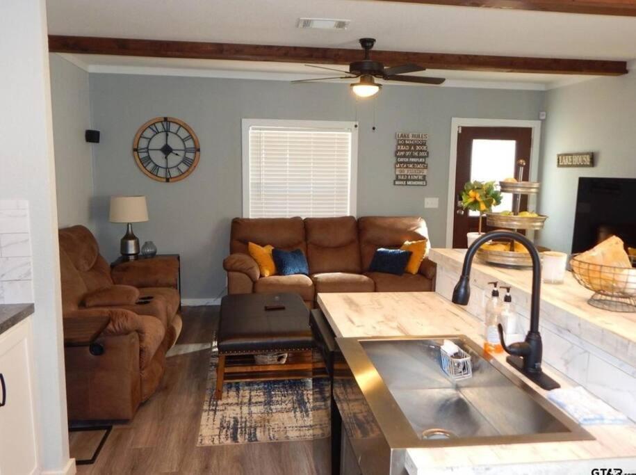 Lake Front Lake House Paradise! - Image 4