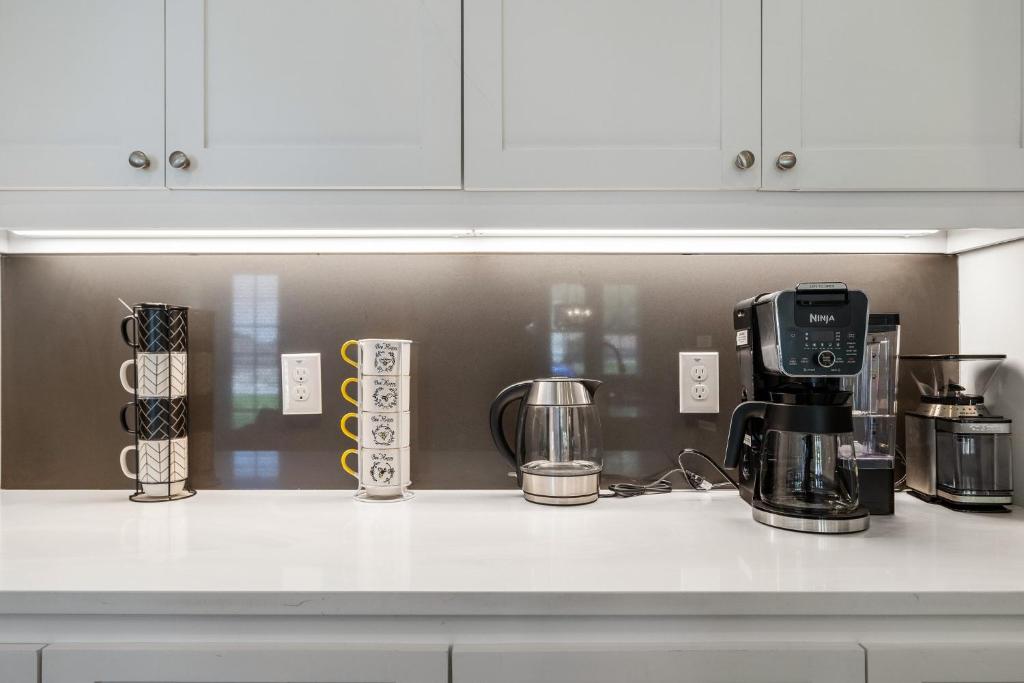 Lakeview Oasis Home with Spa - Image 8