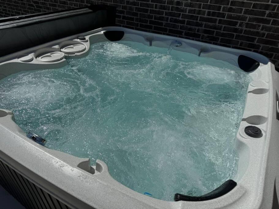 Hot Tub (Jacuzzi) - Photo 5