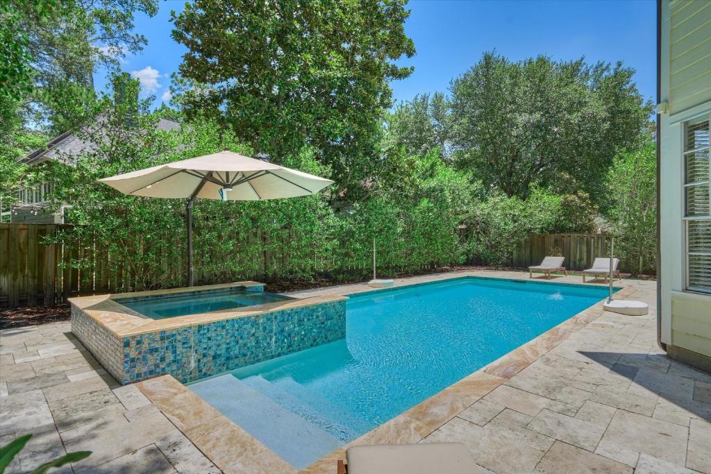 Woodlands Contemporary 4BR3Bath with heated Pool and Spa