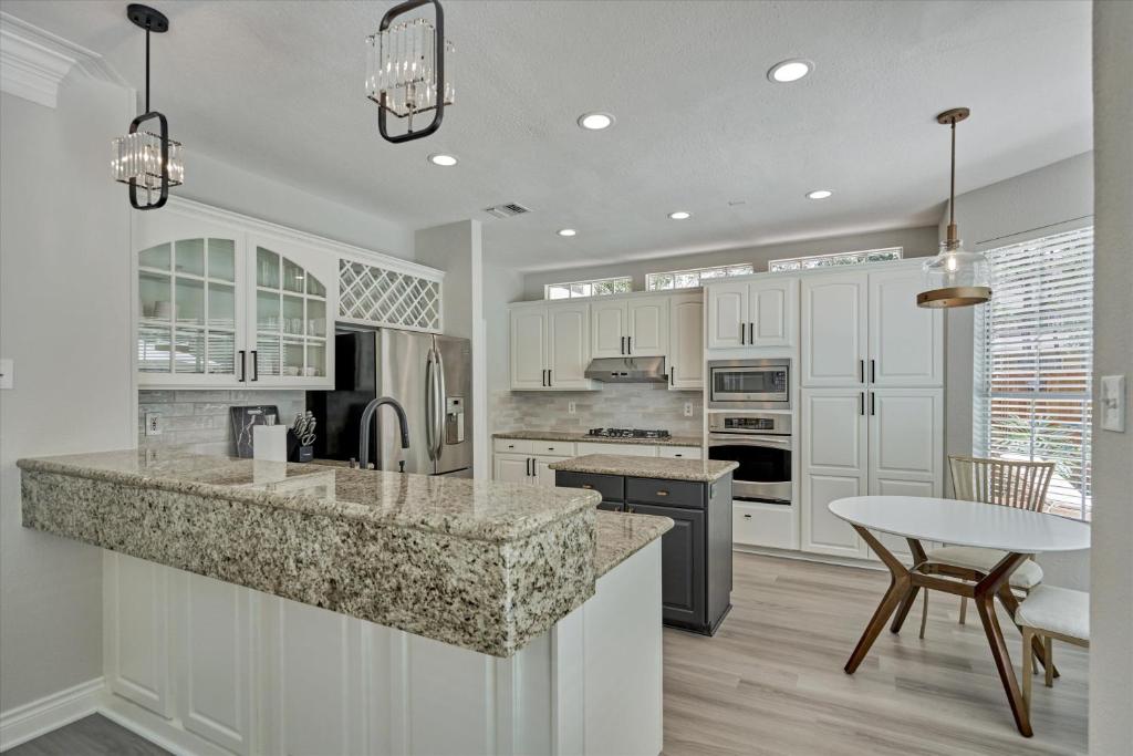 Woodlands Contemporary 4BR3Bath with heated Pool and Spa - Image 5