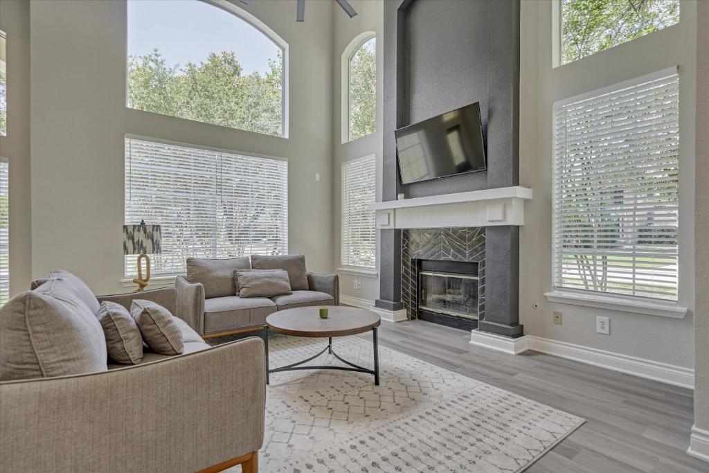 Woodlands Contemporary 4BR3Bath with heated Pool and Spa - Image 6