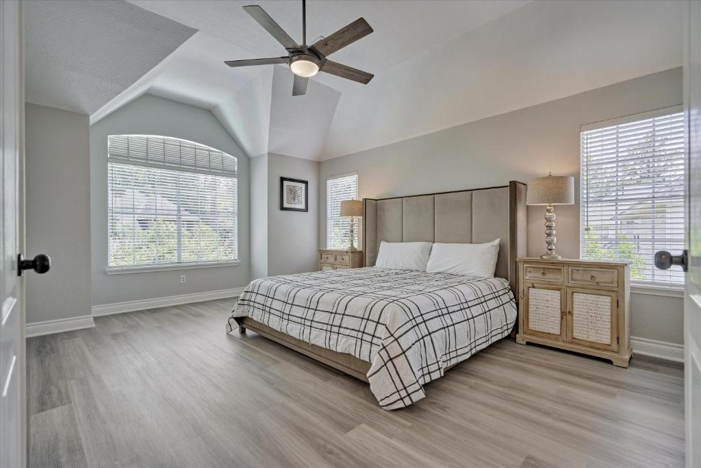 Woodlands Contemporary 4BR3Bath with heated Pool and Spa - Image 8