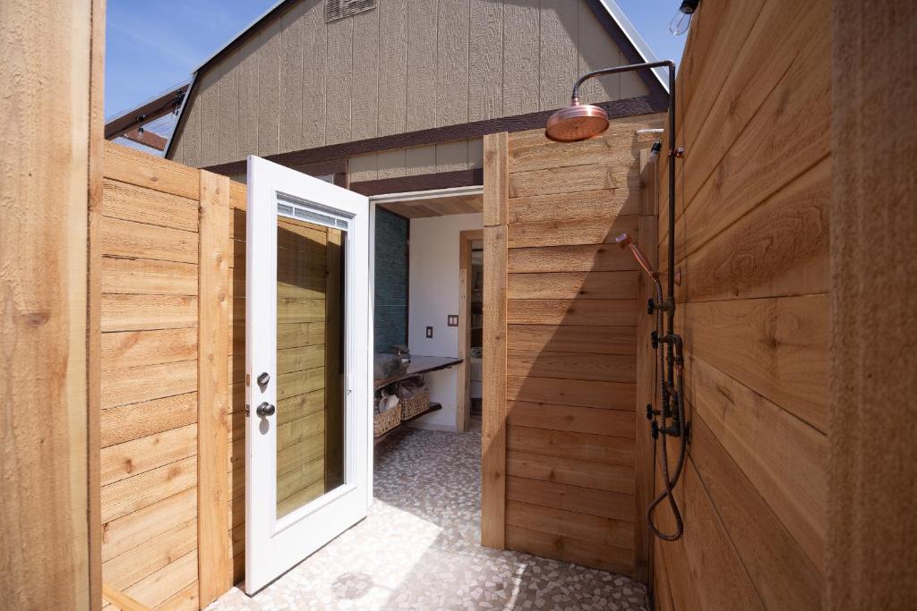 Romantic Luxury stay w Sauna, Pool & Amenities on 10 acres - Image 7