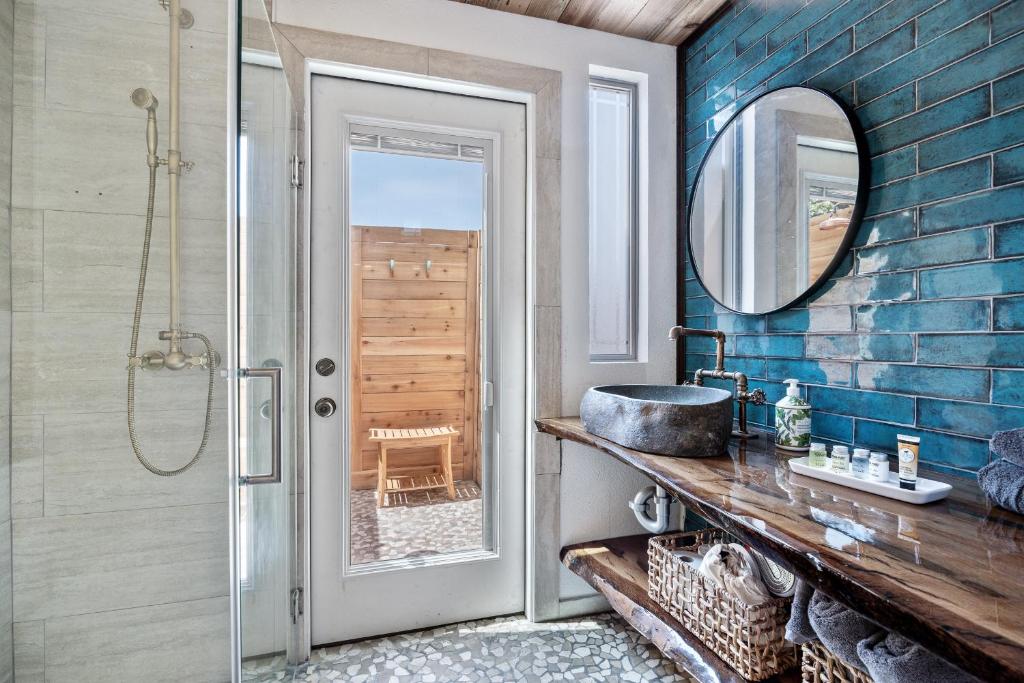 Romantic Luxury stay w Sauna, Pool & Amenities on 10 acres - Image 5