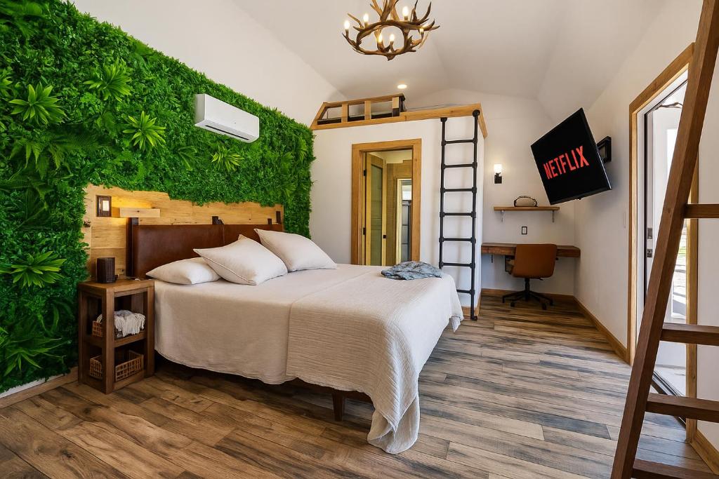 Romantic Luxury stay w Sauna, Pool & Amenities on 10 acres - Image 4