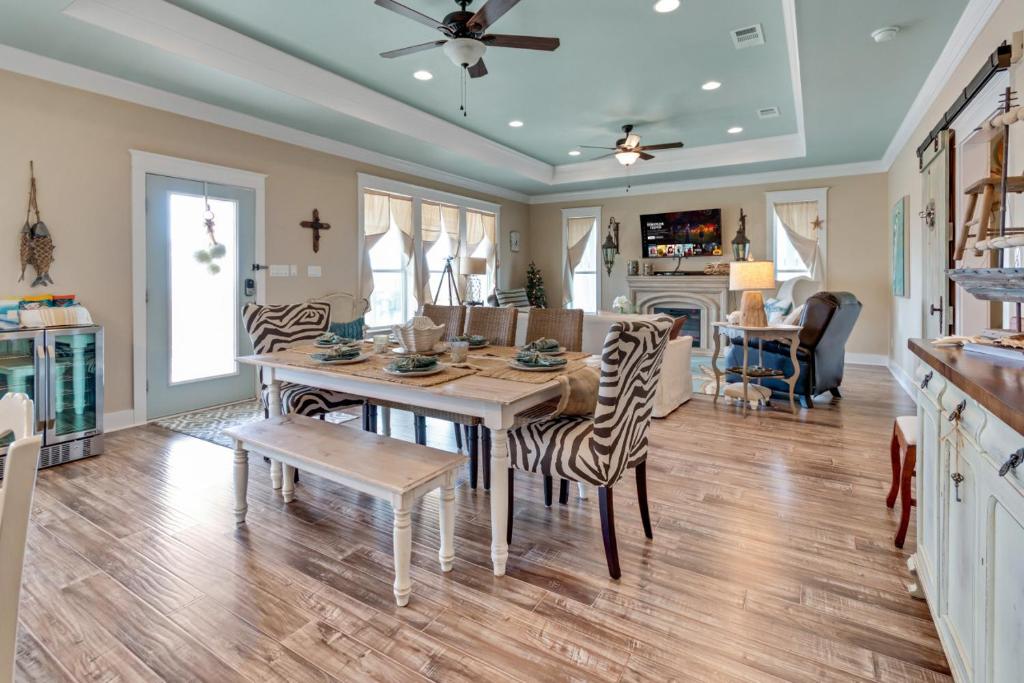 Hot Tub Golf Cart Near beach Coastal Retreat - Image 5