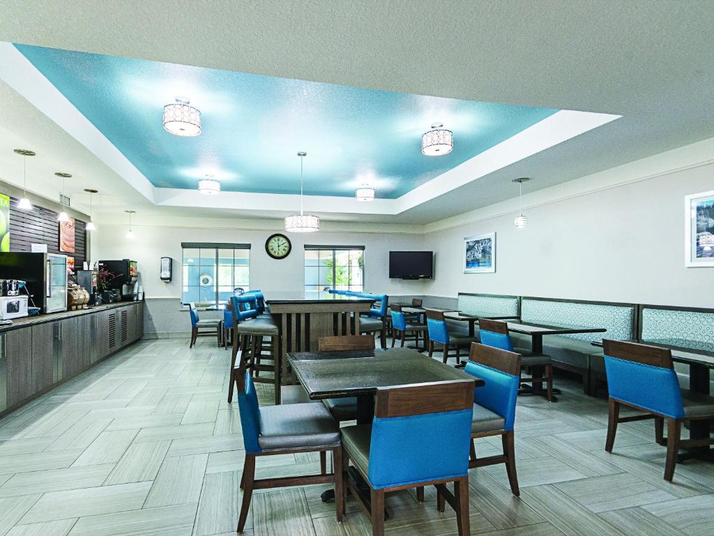 La Quinta by Wyndham Conroe - Image 5