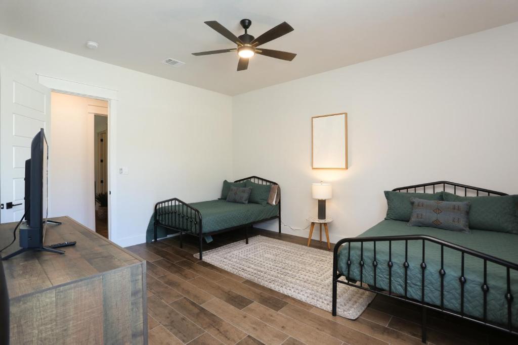 Heated Pool Movie Theater Hot Tub Games Sleeps 28 - Image 5