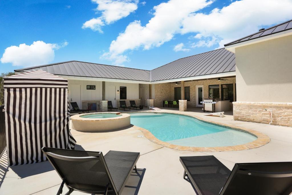 Hot Tub (Jacuzzi) - Photo 2