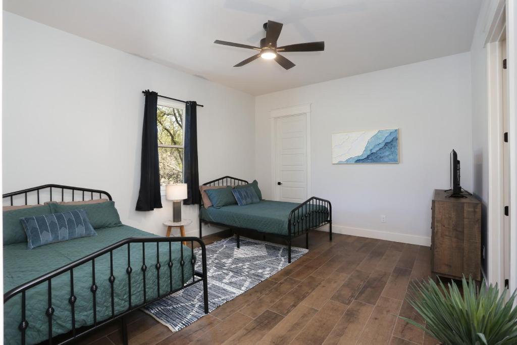 Heated Pool Movie Theater Hot Tub Games Sleeps 28 - Image 7