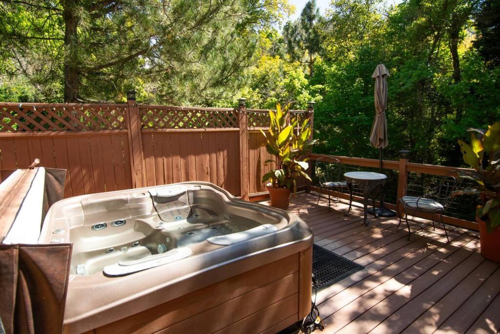 Cozy Forest Cottage at La Caille