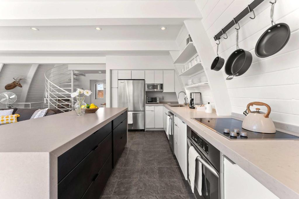 Mainstreet Masterpiece - Stunning Views - Image 5