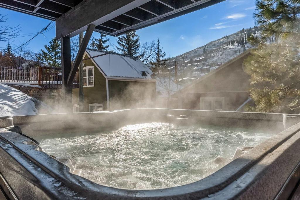 Hot Tub (Jacuzzi) - Photo 3