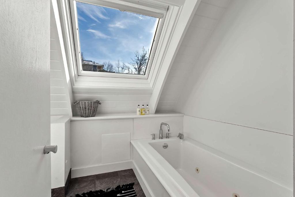 Hot Tub (Jacuzzi) - Photo 4