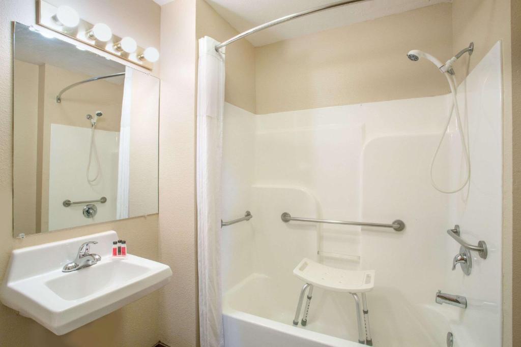 Days Inn by Wyndham Hurricane/Zion National Park Area - Image 8