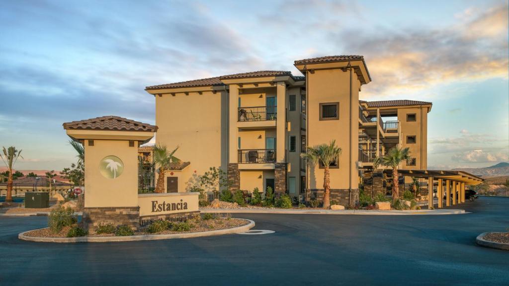 S404-The Penthouse-Fourth Floor 3-bedroom Pool View - Image 7