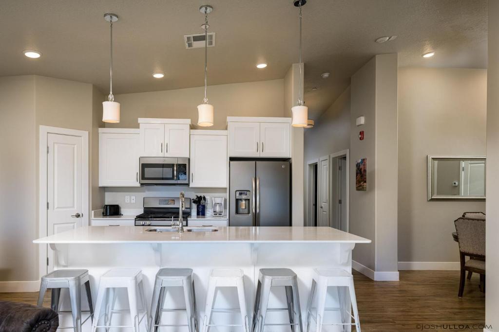 S404-The Penthouse-Fourth Floor 3-bedroom Pool View - Image 5