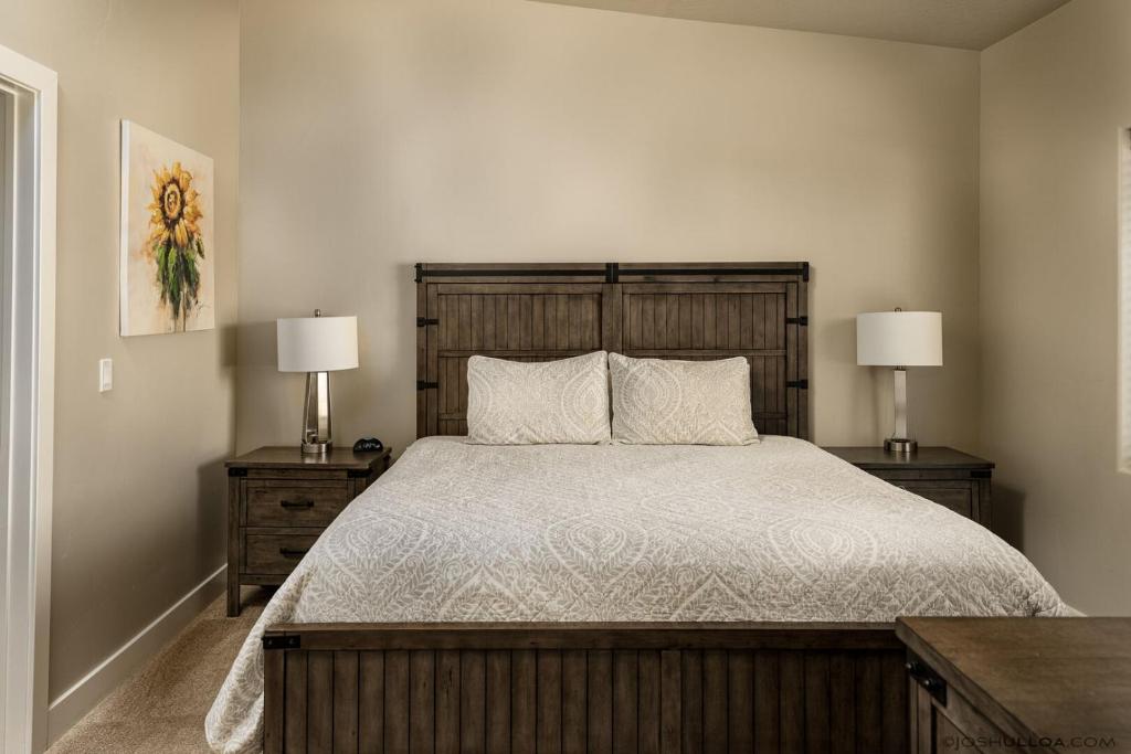 S404-The Penthouse-Fourth Floor 3-bedroom Pool View - Image 8