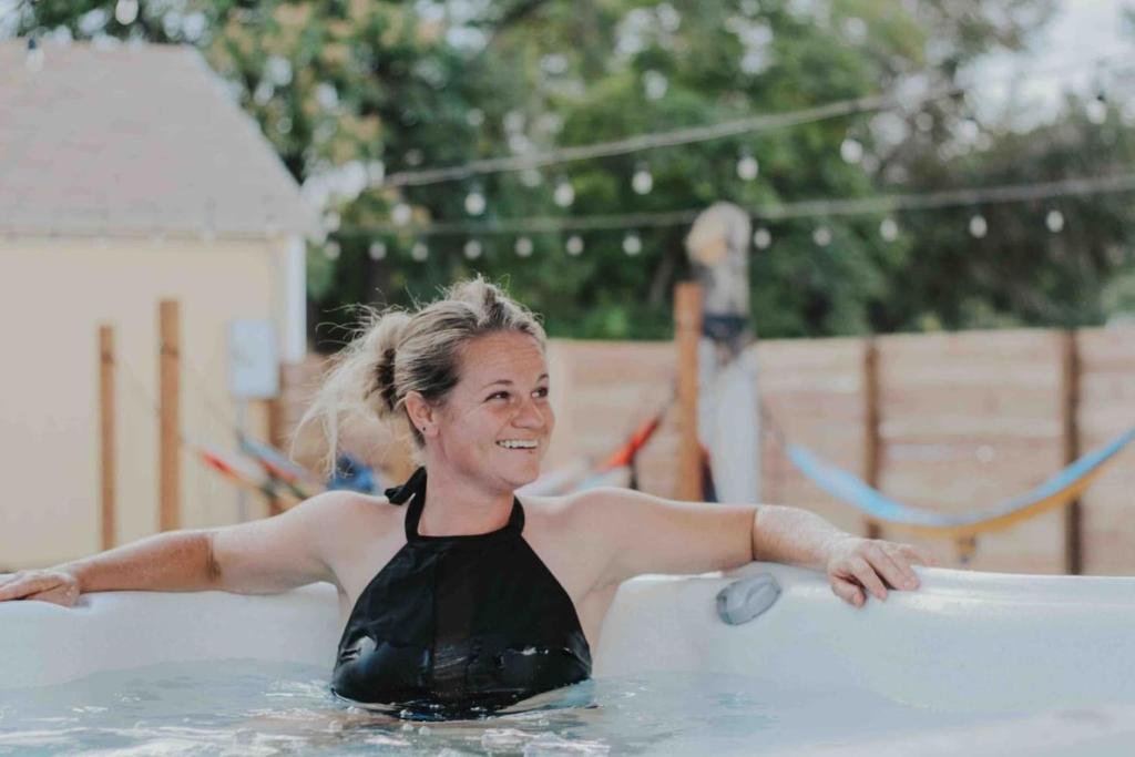 Hot Tub (Jacuzzi) - Photo 11