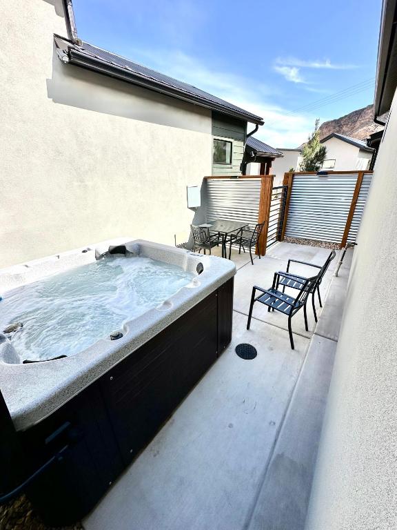 Hot Tub (Jacuzzi) - Photo 3