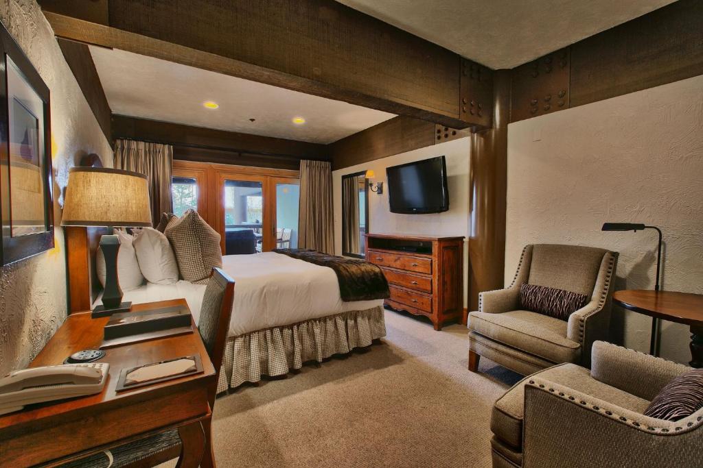 Deluxe King Room with Hot Tub Hotel Room