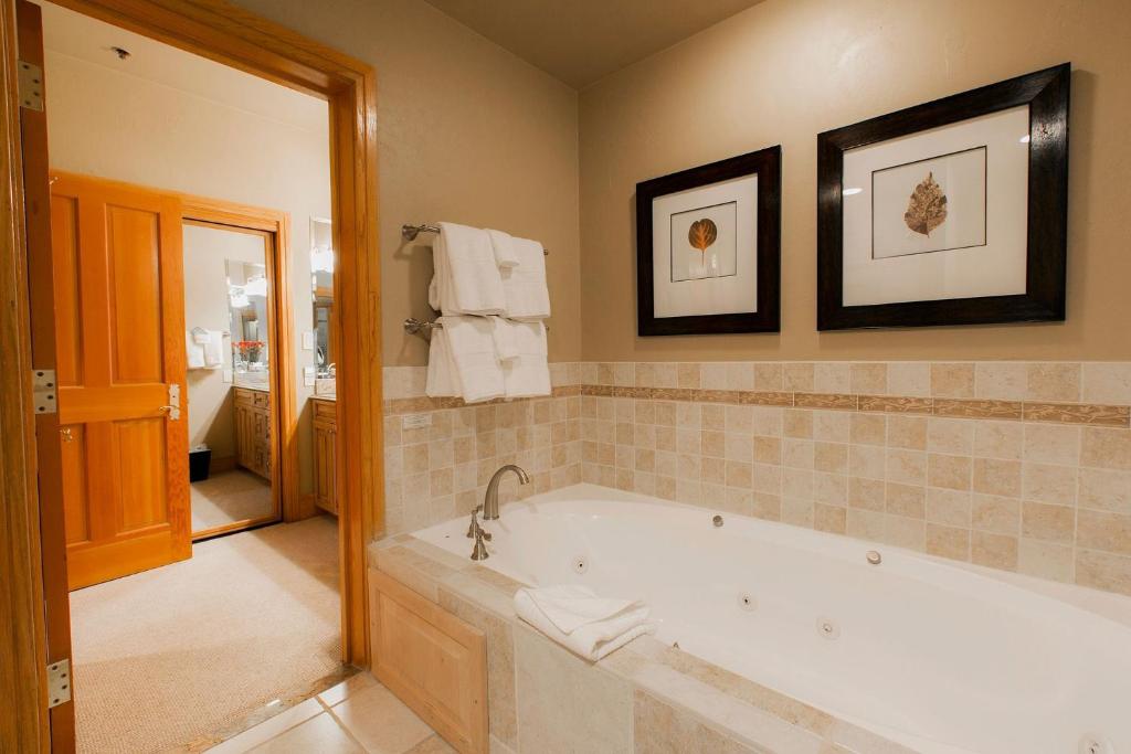 Deluxe King Room with Hot Tub Hotel Room