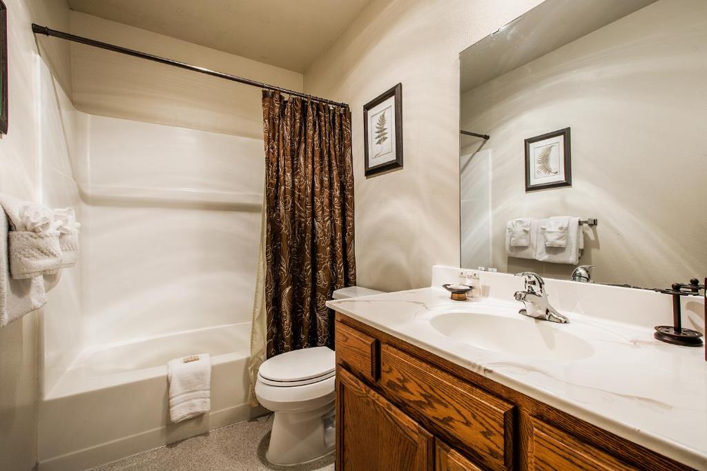 Prospector Accommodations by All Seasons Resort Lodging