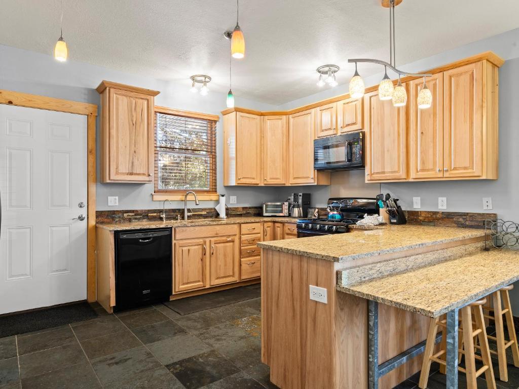 Prospector Accommodations by All Seasons Resort Lodging - Image 4