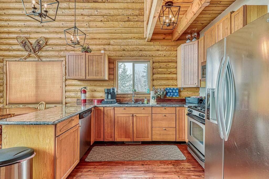 Spectacular Chalet overlooking the ski slopes - Image 8