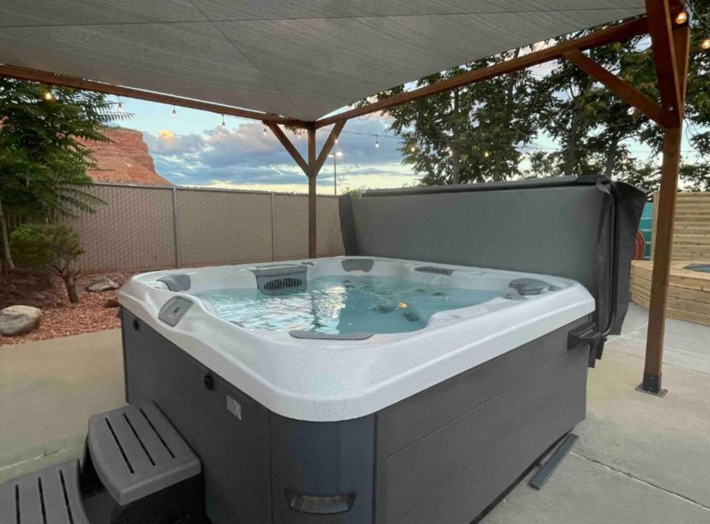 Hot Tub (Jacuzzi) - Photo 8