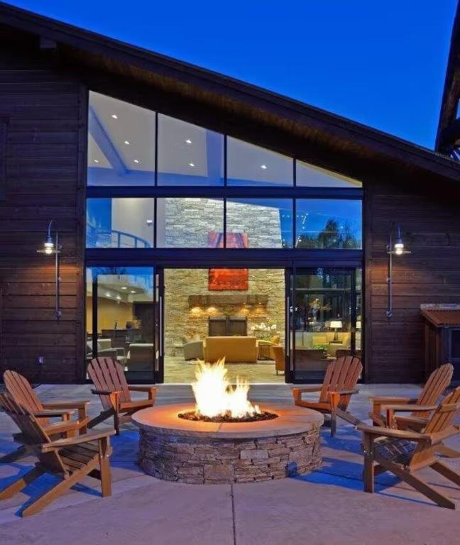 Modern Studio 65 TV, King Bed, Hot Tub - Image 6