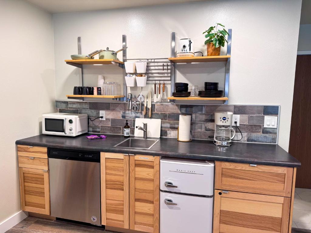 Modern Studio 65 TV, King Bed, Hot Tub - Image 5