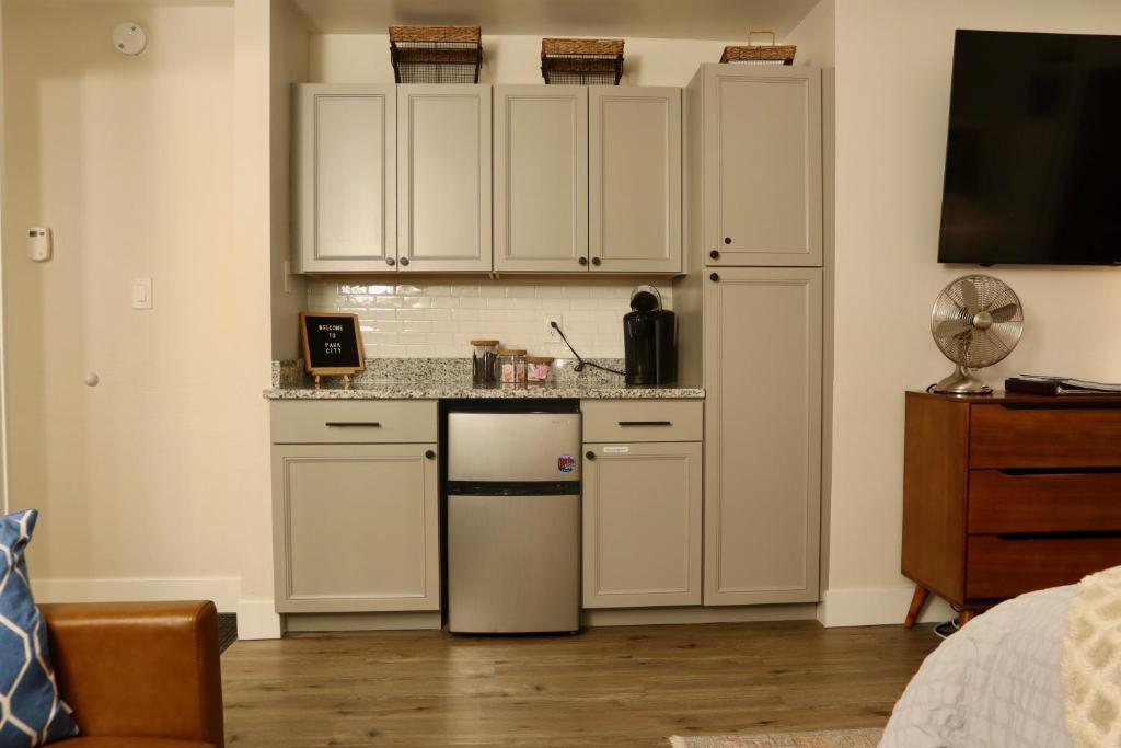 Mid-Century Gem w/King - Image 5