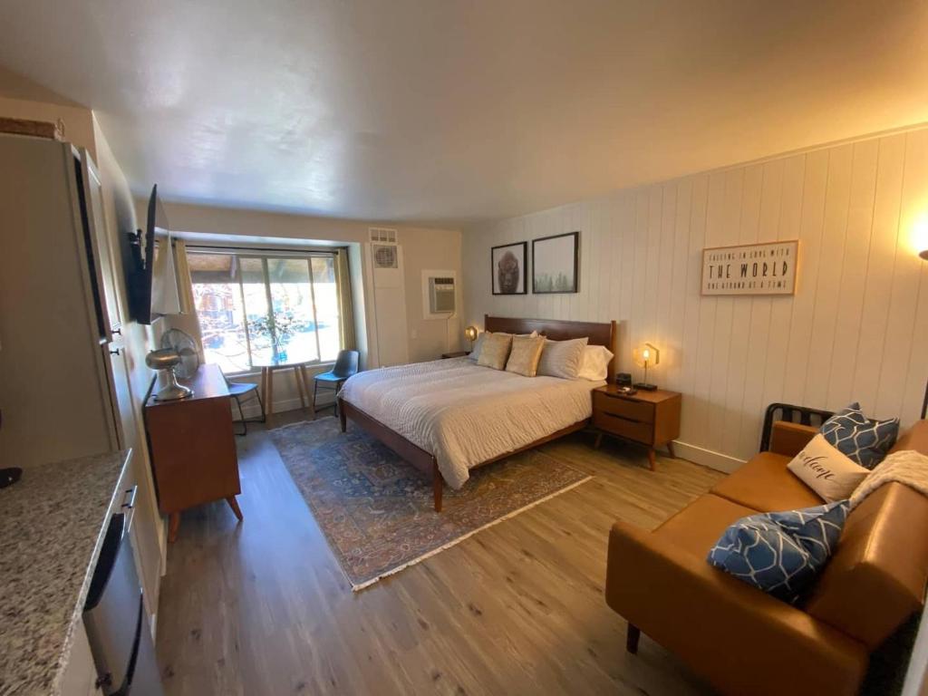 Mid-Century Gem w/King - Image 8