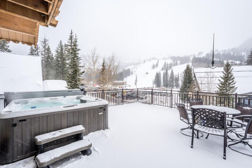 Hot Tub (Jacuzzi) - Photo 2