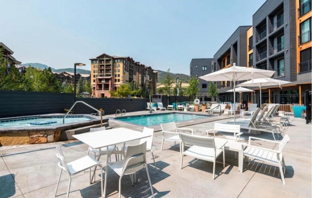 Hot Tub (Jacuzzi) - Photo 3