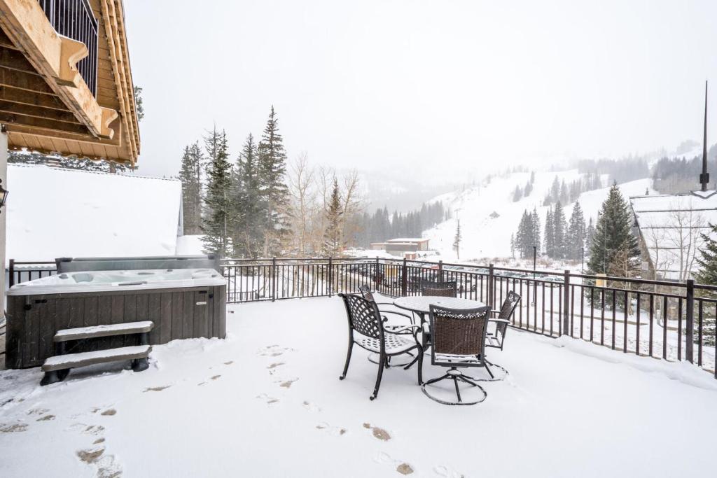 Hot Tub (Jacuzzi) - Photo 3