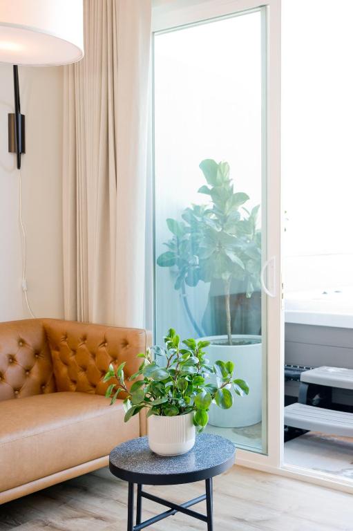 Hot Tub (Jacuzzi) - Photo 2