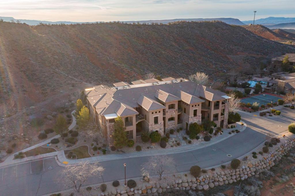 D5-Coral Springs Poolside-Ground Floor 3-bedroom Hillside View - Image 7