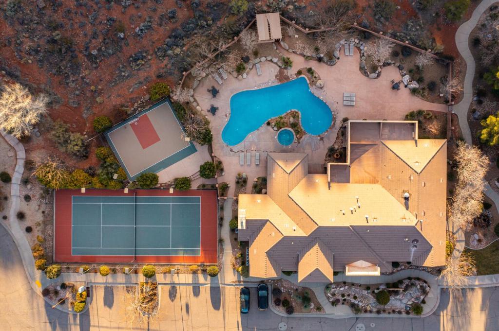 D5-Coral Springs Poolside-Ground Floor 3-bedroom Hillside View